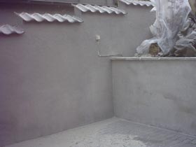 Etter fjerning av slemming på betongvegg